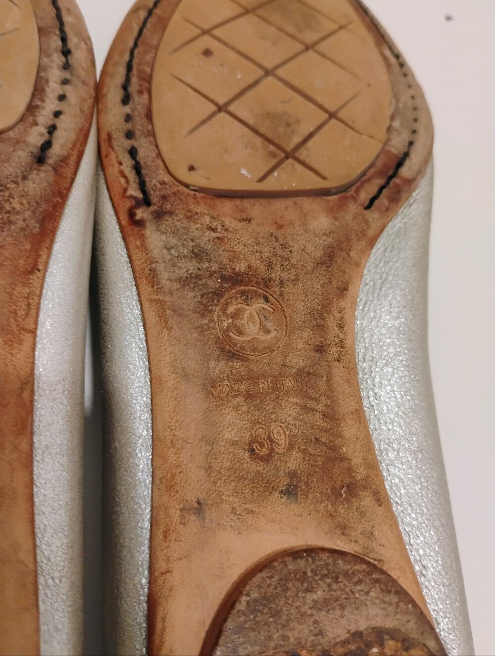 CHANEL Silver Metallic and Black Leather Ballet Flats With CC Logo Size 39 - Picture 8 of 8